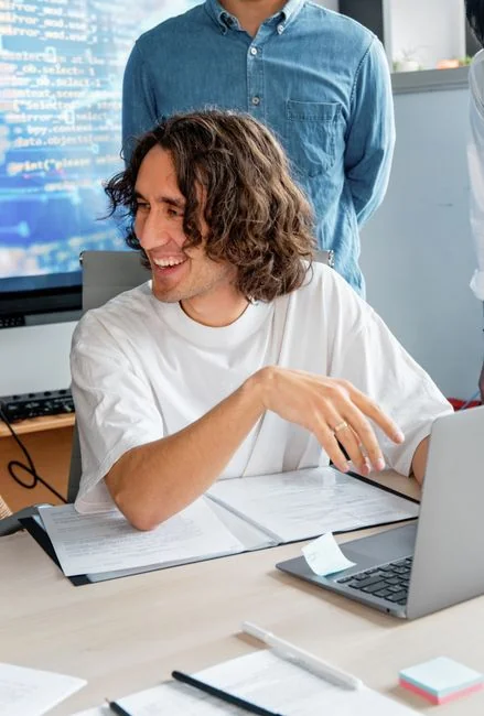 Moderní pracovní prostor s notebookem, tabletem a chytrými telefony, ideální pro technické využití i práci na volné noze.